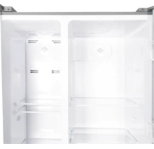 Innenansicht eines leeren Side-by-Side Kühlschranks mit Glasablagen und Belüftungsschlitzen.