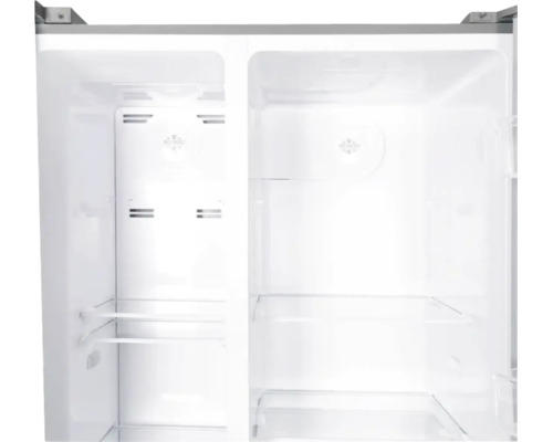 Innenansicht eines leeren Side-by-Side Kühlschranks mit Glasablagen und Belüftungsschlitzen.
