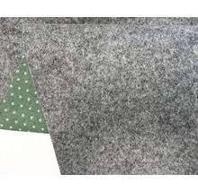 Tissu en feutre gris avec surface texturée et envers vert antidérapant à picots.