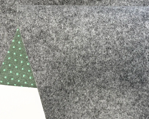 Tissu en feutre gris avec surface texturée et envers vert antidérapant à picots.