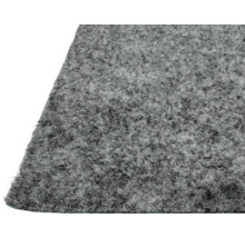 Gros plan sur une surface en feutre aiguilleté gris pour revêtements de sol ou tapis de protection.