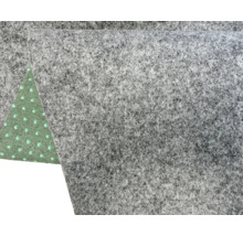 Tapis en feutre gris chiné avec envers antidérapant vert muni de petits picots.