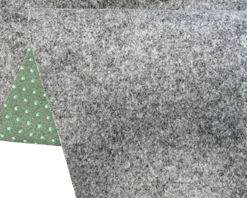 Tapis en feutre gris chiné avec envers antidérapant vert muni de petits picots.