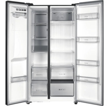 Geöffneter Side-by-Side Kühlschrank mit Gefrierfach, Eiswürfelbereiter, Glasablagen und transparenten Schubladen.