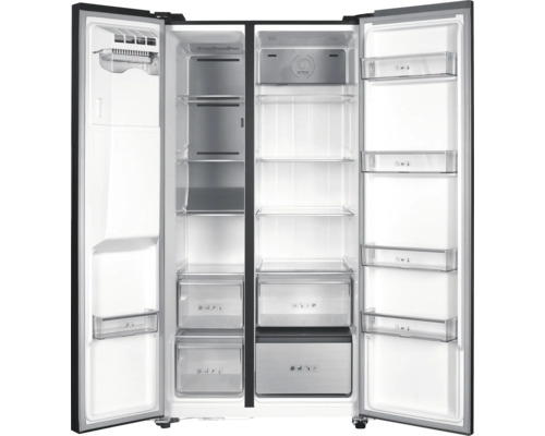 Geöffneter Side-by-Side Kühlschrank mit Gefrierfach, Eiswürfelbereiter, Glasablagen und transparenten Schubladen.