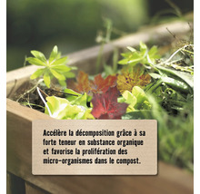 Composteur en bois rempli de feuilles et déchets verts. Texte expliquant que le produit accélère la décomposition du compost.