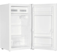 Weißer Kühlschrank mit offenstehender Tür, Gefrierfach, Glasablagen und Gemüsefach.