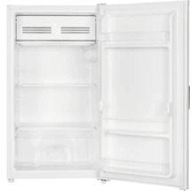 Kleiner weisser Kühlschrank mit offener Tür, Innenraum mit Gefrierfach, zwei Ablageflächen, Gemüsefach und Türabstellern.