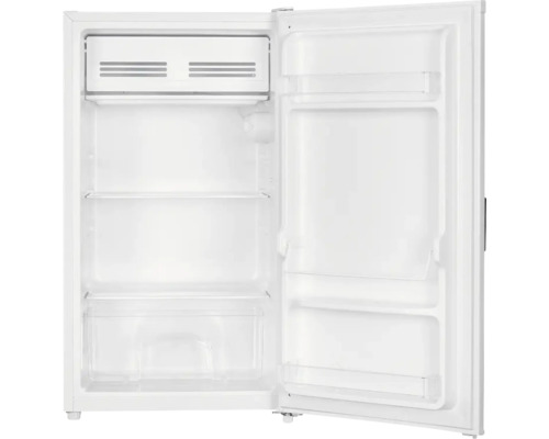 Kleiner weisser Kühlschrank mit offener Tür, Innenraum mit Gefrierfach, zwei Ablageflächen, Gemüsefach und Türabstellern.