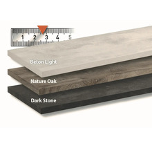 Trois panneaux empilés dans les décors Beton Light, Nature Oak et Dark Stone avec une échelle indiquant l'épaisseur du matériau.