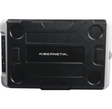 Draufsicht auf den Deckel einer Kibernetik Kühlbox mit Kibernetik Logo, vier Getränkehaltern und seitlichem Bedienfeld.