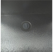 Nahaufnahme eines kreisförmigen Kunststoffstopfens auf einer strukturierten Aluminiumoberfläche.