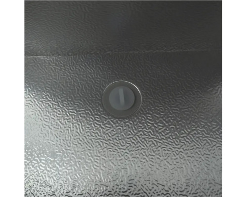 Nahaufnahme eines kreisförmigen Kunststoffstopfens auf einer strukturierten Aluminiumoberfläche.