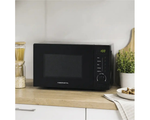 Schwarze Kibernetik Mikrowelle mit digitalem Display und Drehregler auf einer hölzernen Küchenarbeitsplatte.