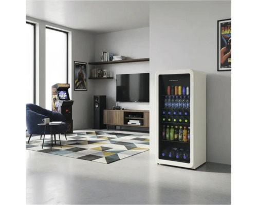 Moderner, heller Raum mit einem hohen cremefarbenen Getränkekühlschrank mit Glastür, einem blauen Sessel, Arcade-Automaten und Fernseher.