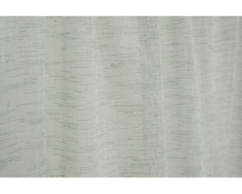 Gros plan sur le tissu de rideau structuré gris clair avec un motif tissé.