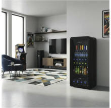 Modernes Wohnzimmer mit Getränkekühlschrank, Spielautomat, Fernsehbereich und Sessel.