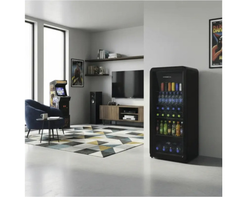 Modernes Wohnzimmer mit Getränkekühlschrank, Spielautomat, Fernsehbereich und Sessel.