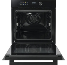 Four encastrable avec porte en verre ouverte, intérieur avec ventilateur et grilles de support.