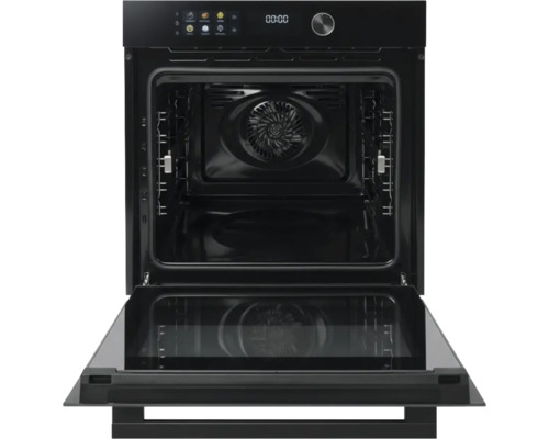 Four encastrable avec porte en verre ouverte, intérieur avec ventilateur et grilles de support.