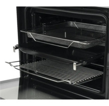 Intérieur de four avec panier à friture à air chaud, plaque de cuisson et grille sur rails télescopiques.