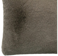 Coussin gris en fausse fourrure douce.