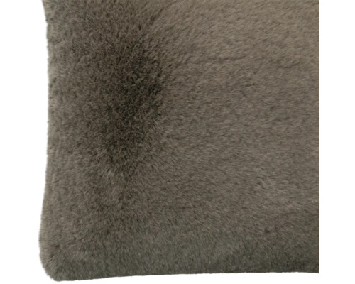 Coussin gris en fausse fourrure douce.