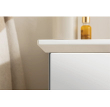 Vue détaillée d'un lavabo sur un meuble sous-vasque dans une salle de bains.