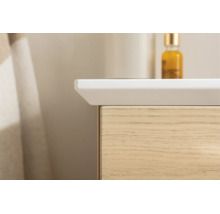 Gros plan d'un meuble sous-lavabo avec une vasque et une façade en aspect bois.