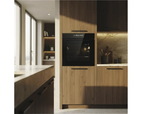 Cuisine moderne avec un four noir encastré dans des meubles en bois, une paroi arrière en marbre et une atmosphère lumineuse.
