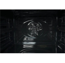 Vue intérieure d'un four avec ventilateur à convection sur la paroi arrière et rails de support latéraux.