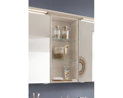 Armoire de toilette avec compartiment ouvert en aspect chêne, tablettes en verre et éclairage LED intégré pour la salle de bains.