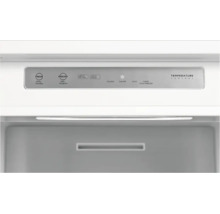 Bedienfeld für Kühlschrank und Gefrierfach mit Temperaturregelung, Ferienmodus und Super-Cool-Funktion.