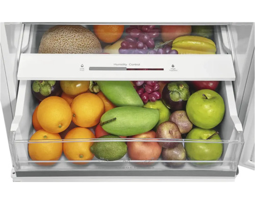 Kühlschublade mit Feuchtigkeitsregler, gefüllt mit verschiedenen Obstsorten wie Orangen, Äpfeln und Mangos.