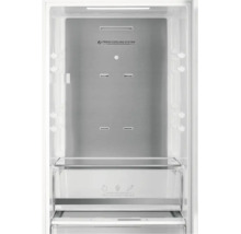 Innenraum eines Kühlschranks mit Fresh Cooling System Rückwand aus Metall und Obst- und Gemüsefach.