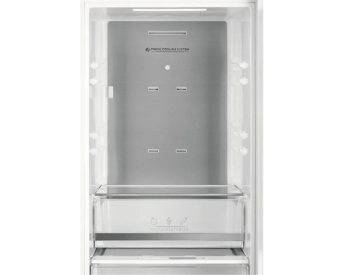 Innenraum eines Kühlschranks mit Fresh Cooling System Rückwand aus Metall und Obst- und Gemüsefach.