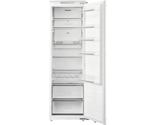 Einbaukühlschrank mit offener Tür, Glasablagen, Flaschenregal, zwei Gemüseschubladen und Türabstellfächern.