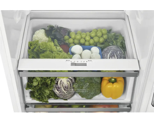 Kühlschrank-Innenansicht mit zwei Gemüsefächern voller frischem Obst und Gemüse sowie einem Feuchtigkeitsregler.