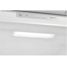 Temperaturregelung und LED-Beleuchtung im Innenraum eines Kühlschranks mit verschiedenen Kühlstufen.