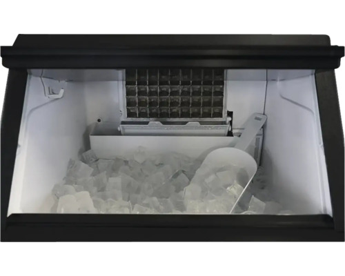 Innenansicht einer Eismaschine mit Eiswürfeln, einer weißen Eisschaufel aus Kunststoff und dem Gitter zur Eisherstellung.