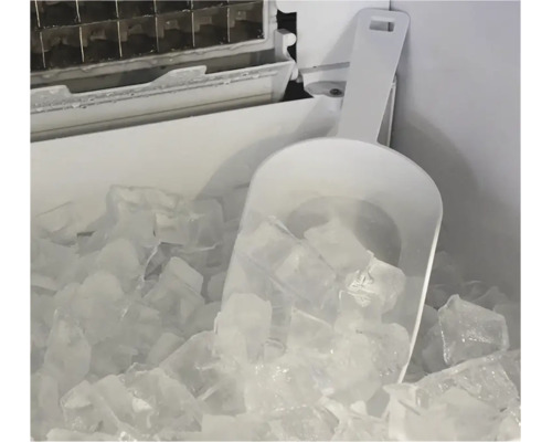 Weiße Eisschaufel aus Kunststoff in einem Eiswürfelbereiter, gefüllt mit Eiswürfeln.