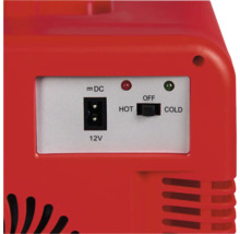 Bedienfeld einer tragbaren Kühlbox mit 12 Volt DC-Anschluss, Schiebeschalter für die Einstellungen warm, aus und kalt sowie Kontrollleuchten.