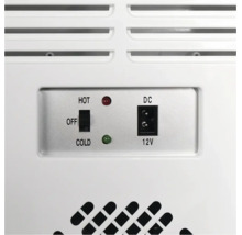 Bedienfeld einer Kühlbox mit 12 Volt Anschluss, Schalter für Heiz- und Kühlfunktion sowie Kontrollleuchten.