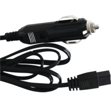 12-Volt-Auto-Ladegerät mit schwarzem Kabel und Zigarettenanzünderstecker.