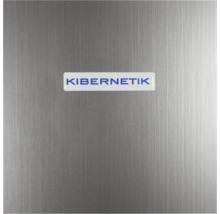 Kibernetik Logo auf einer gebürsteten Metalloberfläche.