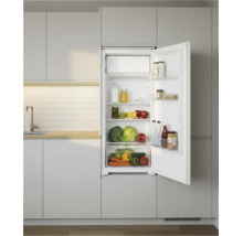 Moderner Einbaukühlschrank mit geöffneter Tür, integriert in helle Küchenschränke mit Holz-Arbeitsplatte und weißem Fliesenspiegel.
