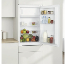 Offener Einbaukühlschrank befüllt mit frischen Lebensmitteln und Getränken, eingebaut in einen Küchenschrank.