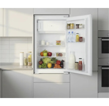 Offener Einbaukühlschrank in weißer Küchenzeile, mit Lebensmitteln und Getränken gefüllter Innenraum und Türfächer.