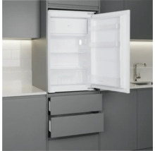 Einbaukühlschrank mit Gefrierfach, geöffnet in einer grauen Einbauküche mit Glasablagen und Gemüseschublade.