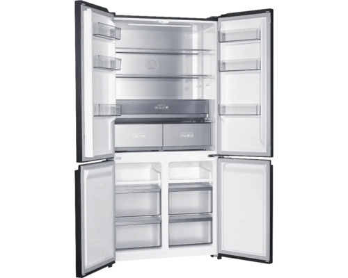 Offener Side-by-Side Kühlschrank mit vier Türen, Gefrierbereich unten, Glasablagen und Türabstellfächern.